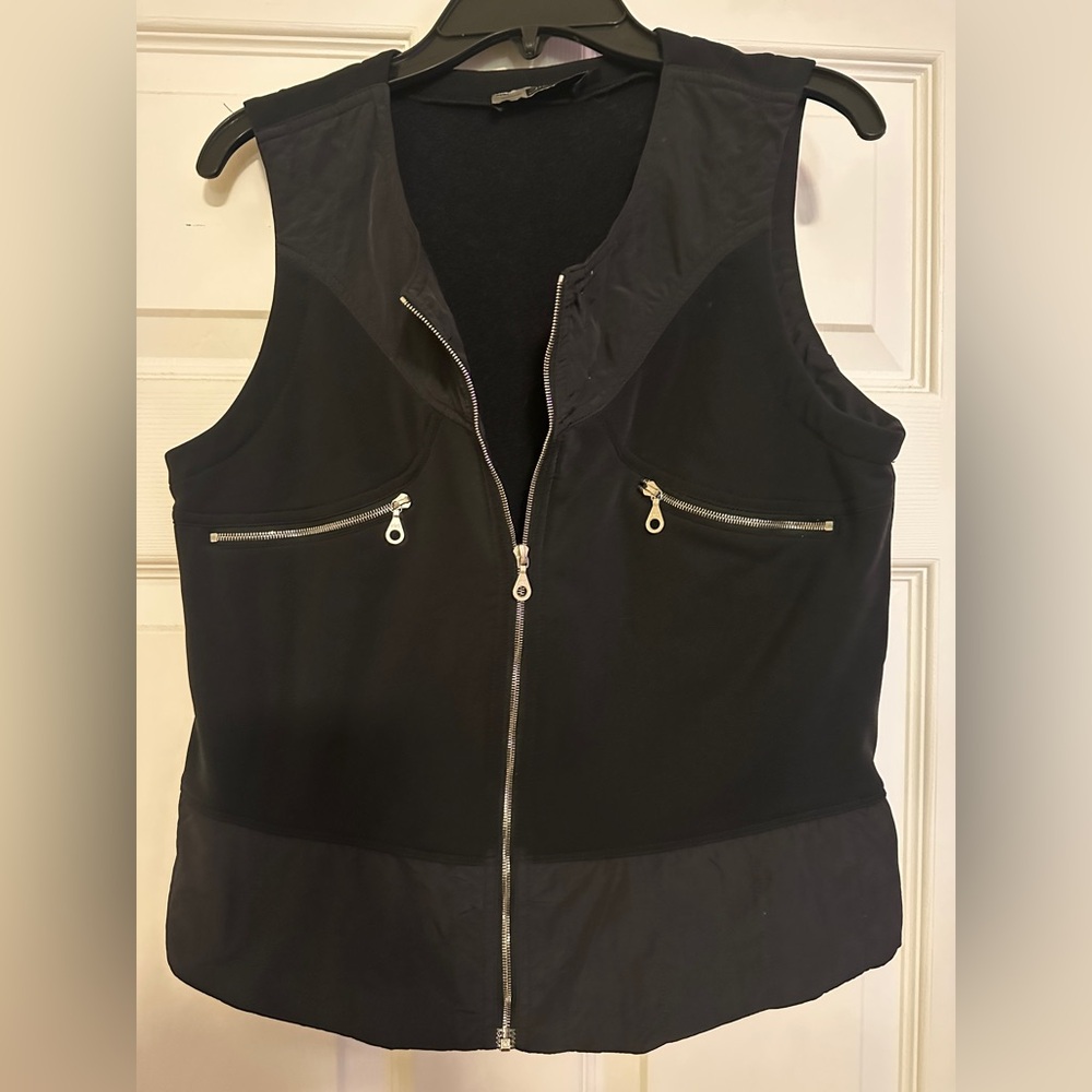 👗💜Crop‎ vest with silver zipper accents Large